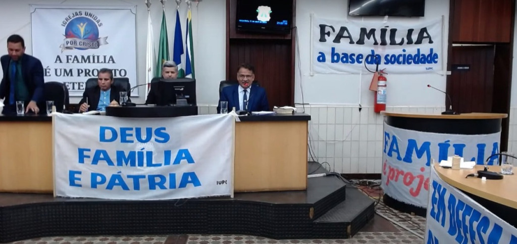 Pastores falando em púlpito, possivelmente em evento público. Imagem ligada a discurso de ódio LGBTQIAPN+.