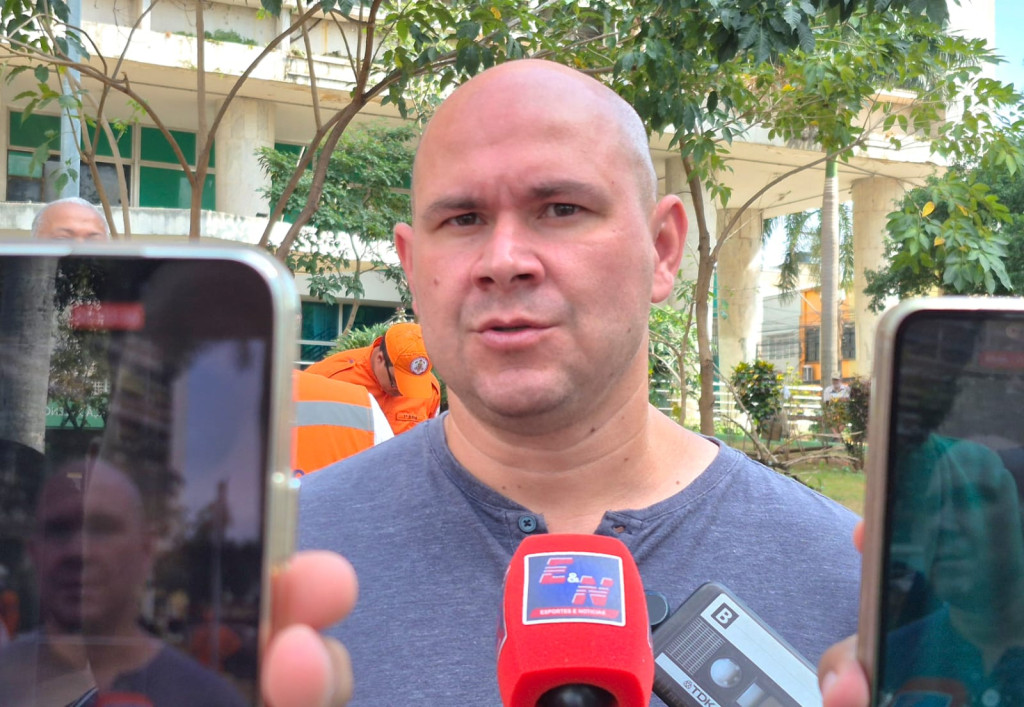 Prefeito AbilioBrunini em reunião, indicando possível substituição de secretário desalinhado com a gestão.