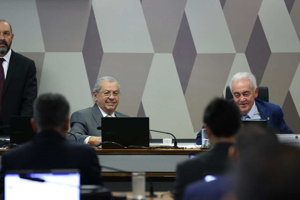 Senador Jayme Campos em discurso, expressando forte repúdio à PEC da Blindagem Senado.