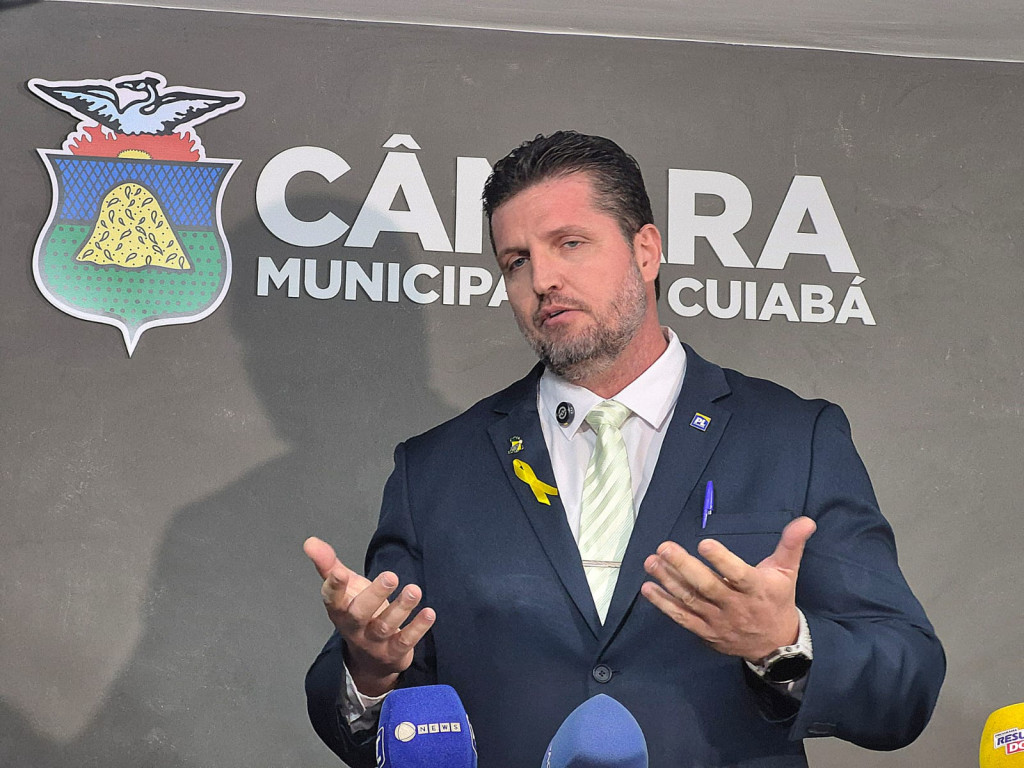 Vereador Rafael Ranalli em pronunciamento sobre a lei trans Cuiabá, defendendo a proposta.