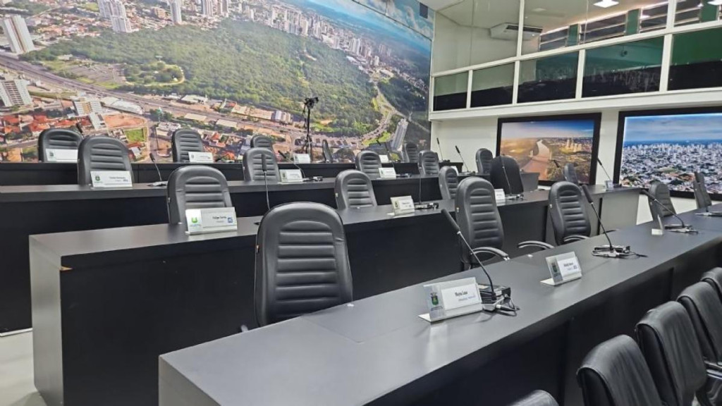 Plenário da Câmara de Cuiabá com pouquíssimos vereadores presentes. Reflexo da falta de quórum.