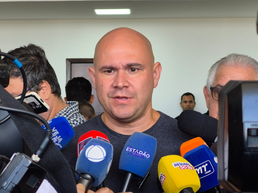 Prefeito Abilio entrega dossiê CS Mobi CPI com provas contra contrato.