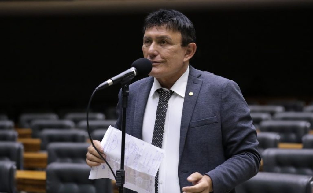 Grupo de militares inativos e pensionistas em uniforme, com semblante sério e determinado.