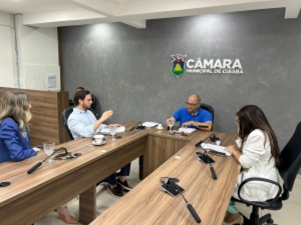 Embaraço de cabos aéreos, exemplificando a fiação irregular Cuiabá.