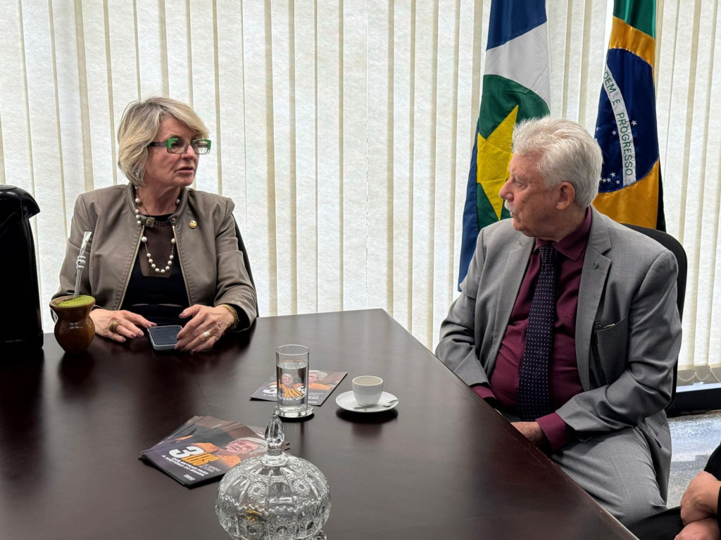 Senadora Margareth Buzetti em exercício no Senado Federal, com o letreiro 'Senado' ao fundo.