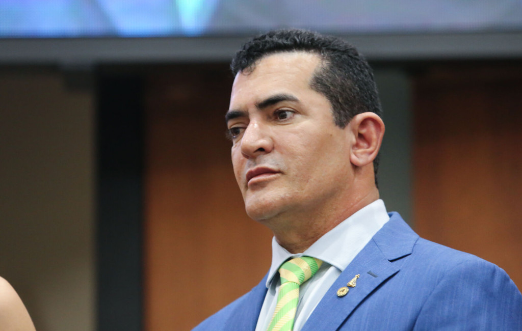 Deputado Elizeu Nascimento em discurso, com semblante sério, criticando o andamento do PL da Anistia.