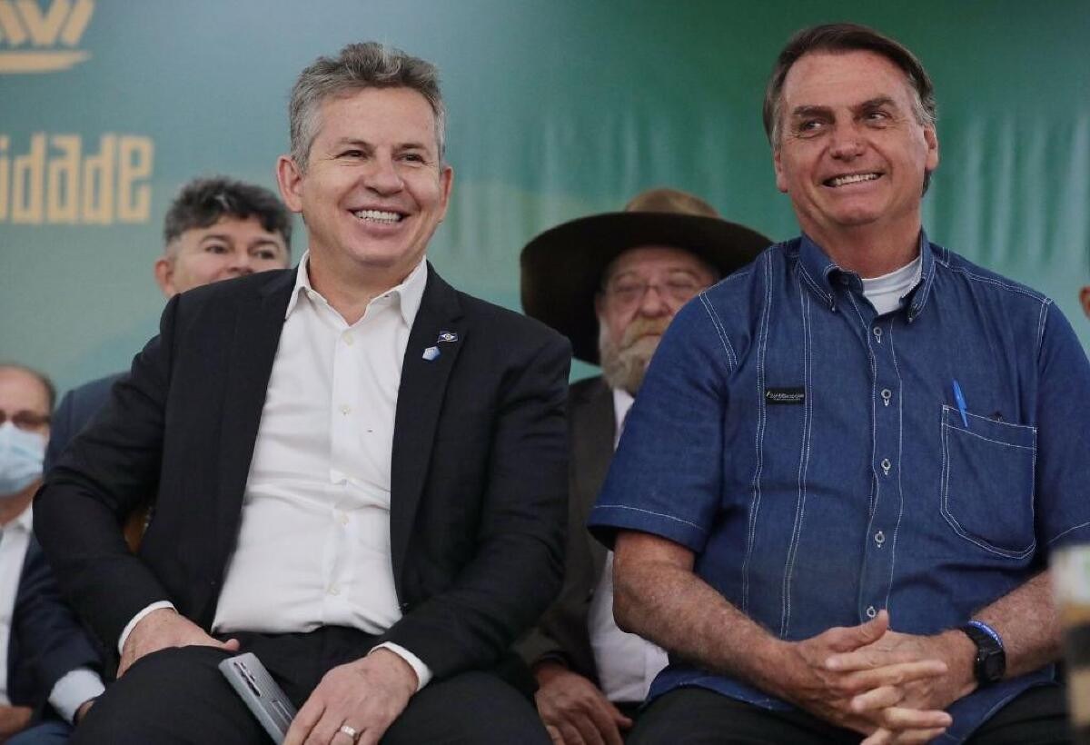 Governador Mauro Mendes com expressão pensativa, sugerindo articulação política para futura candidatura.