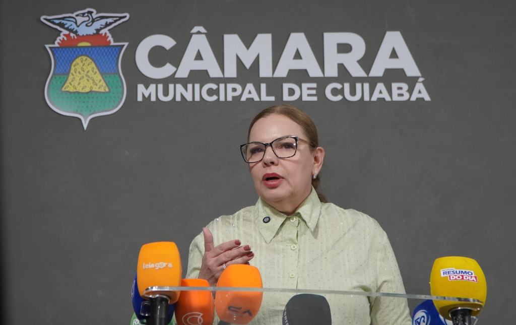 Sede da Câmara de Cuiabá com Paula Calil discursando, focando na CPI CS Mobi Cuiabá.