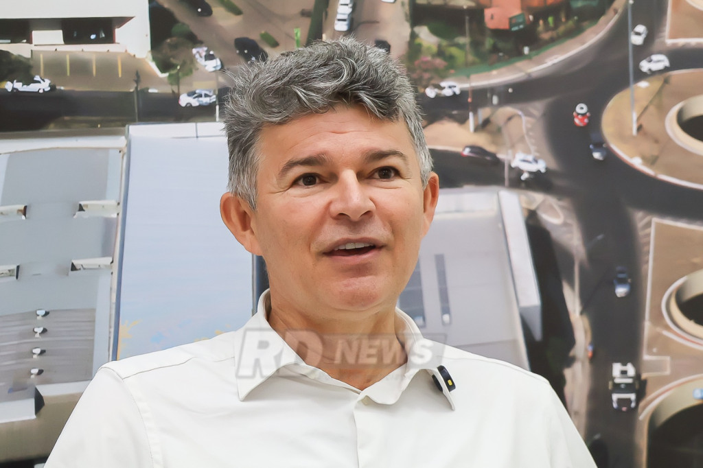 Medeiros critica a PEC da Blindagem, gesticulando para a câmera em repúdio.