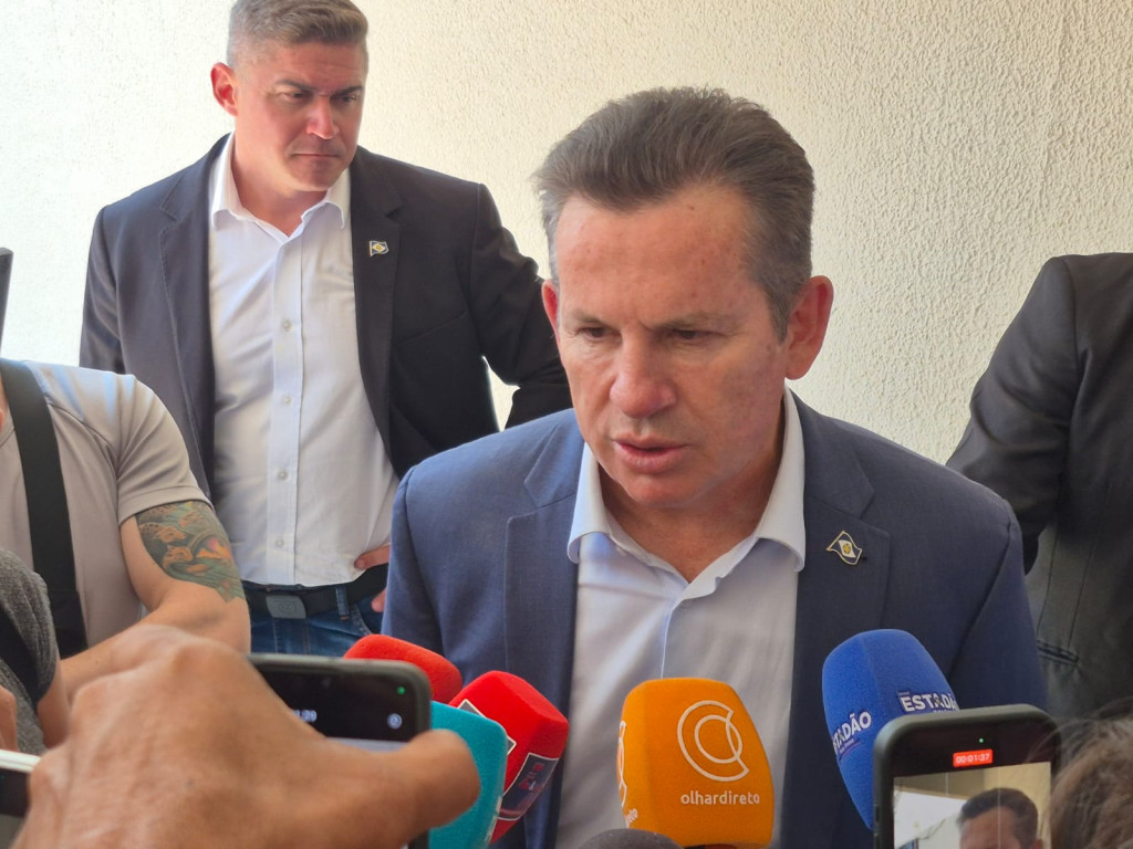 Governador Mauro Mendes discursando, com foco em sua crítica à anistia concedida à esquerda.