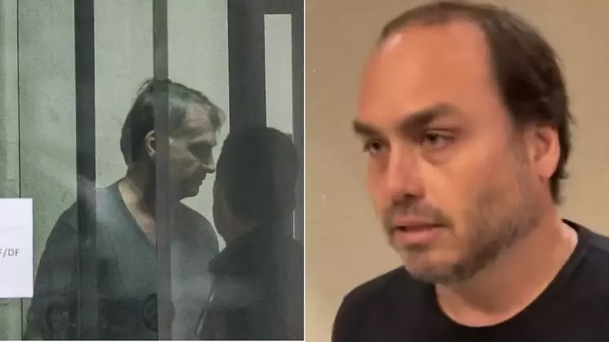 Jair Bolsonaro preso, cabisbaixo e com expressão abatida, em sala reservada da Polícia Federal.