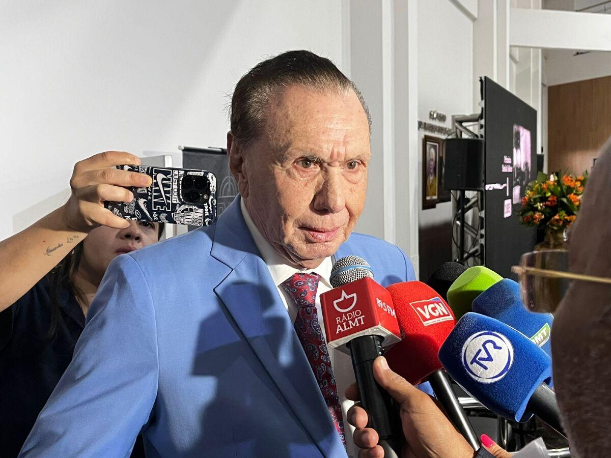 Representação simbólica de justiça e instituições democráticas no Brasil, com foco em prisões.