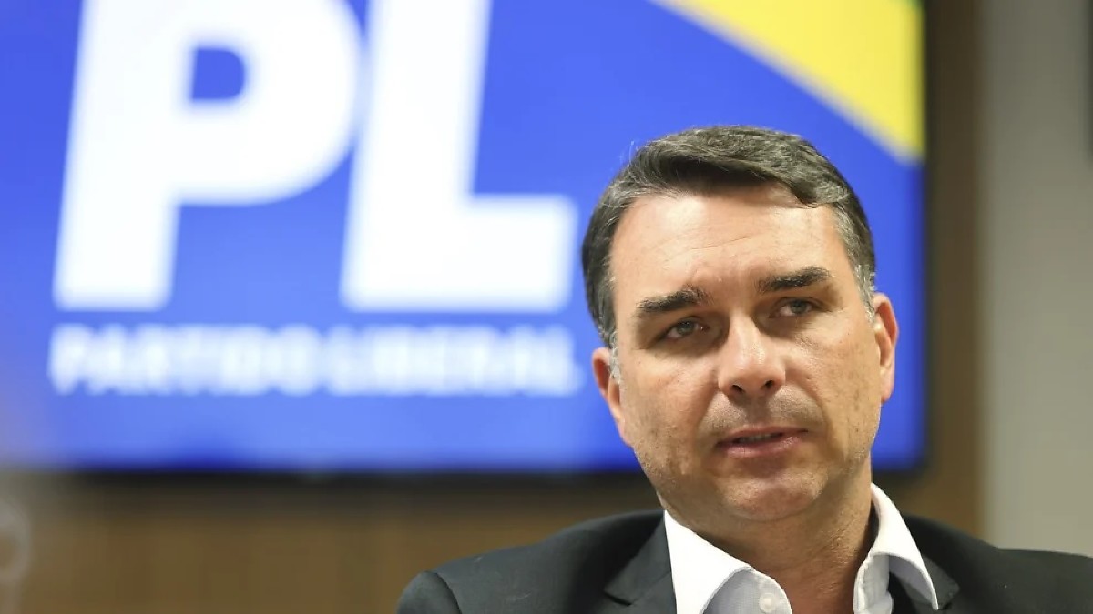 Flávio Bolsonaro investigado por injúria contra Lula