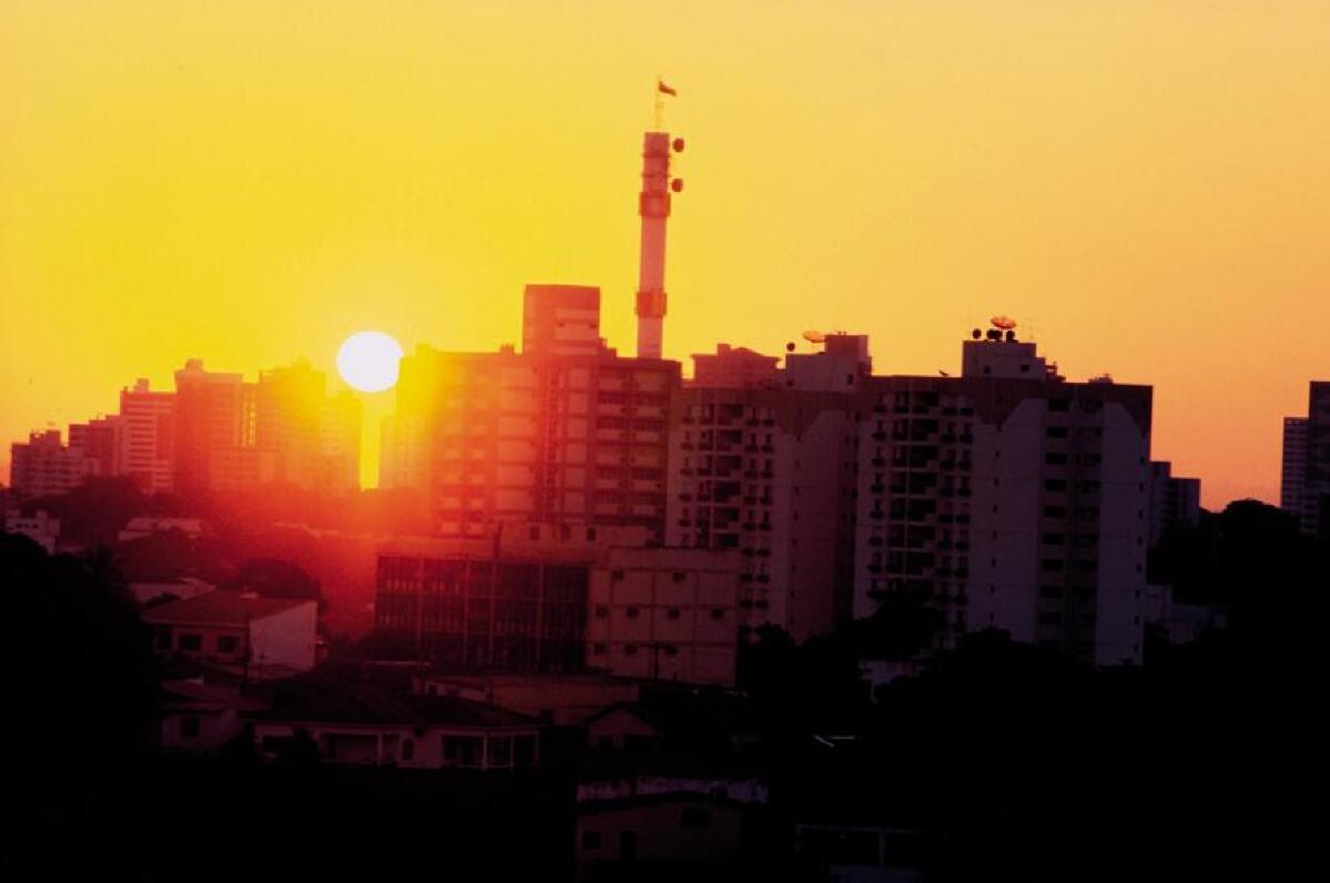 Imagem sobre baixa umidade do ar em Cuiabá: céu claro, sol forte e altas temperaturas. Alerta de calor.