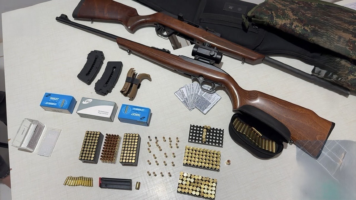 Armamento apreendido durante investigação policial envolvendo violência doméstica, com armas e munições