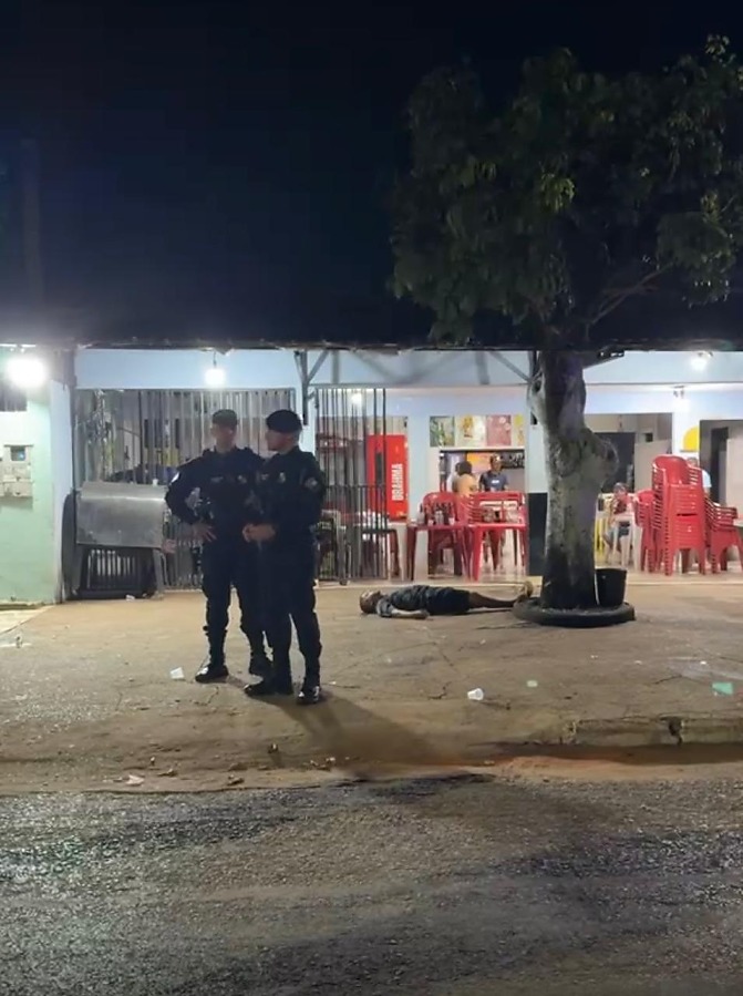 Imagem de monitoramento da execução a sangue frio em Lucas do Rio Verde, MT, com homem alvejado por tiros.