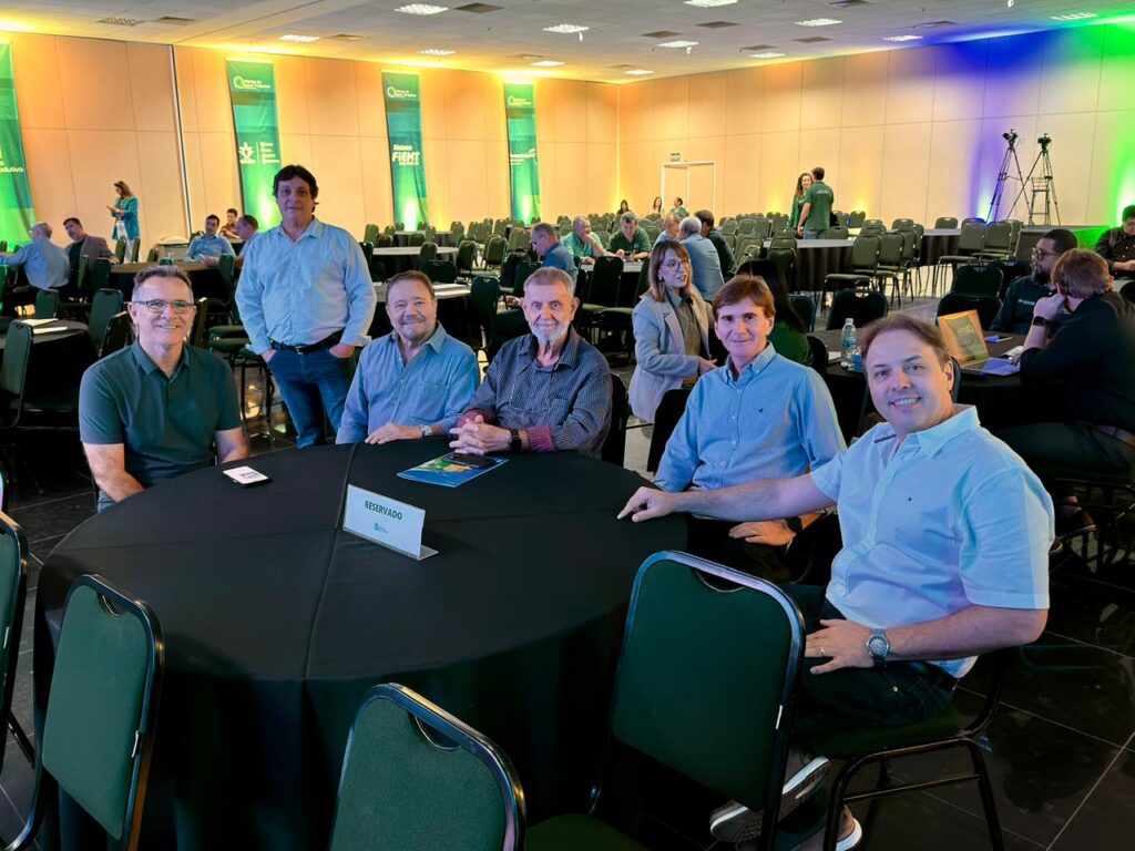 Representantes do CIPEM em mesa durante encontro do setor produtivo em Cuiabá