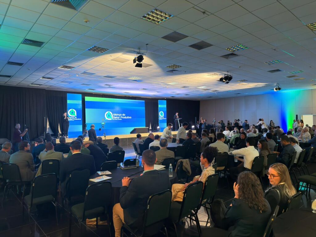 Palco do encontro da Aliança do Setor Produtivo com candidatos ao Governo de Mato Grosso