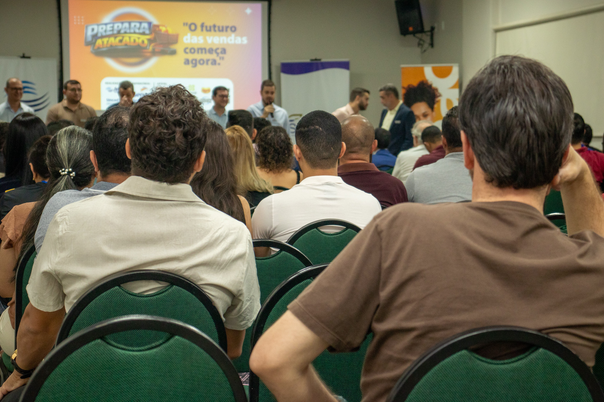 Participantes acompanham apresentação do Prepara Atacado em Rondonópolis