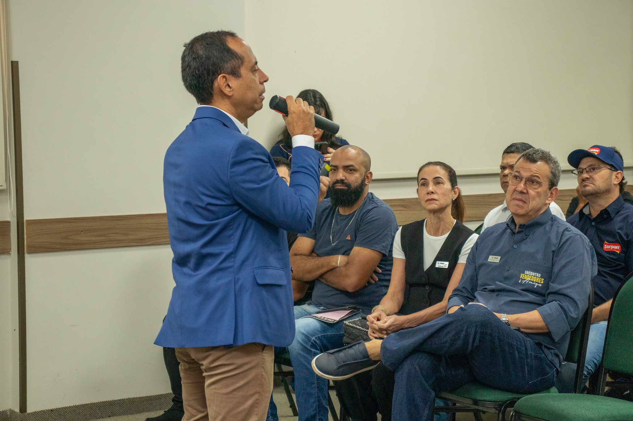 Palestrante com microfone conversa com participantes do Prepara Atacado em Rondonópolis