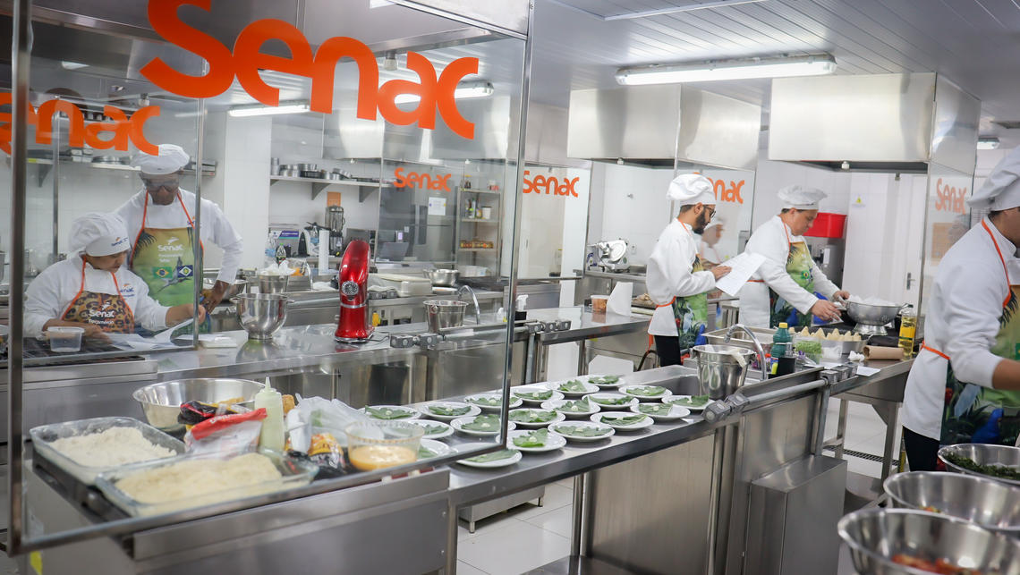 Alunos participam de atividade prática em cozinha pedagógica do Senac-MT