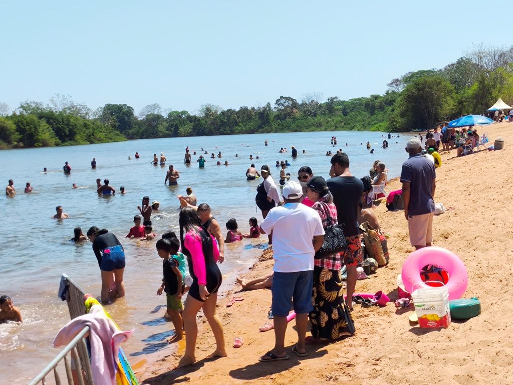 Garota Verão 2026 desfila na Praia das Embaúbas em Rosário Oeste, abrindo a temporada de praia.