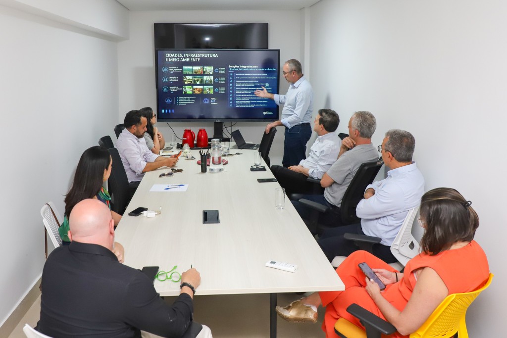 Imagem representando parceria tecnológica para capacitação em Várzea Grande com IPT e Mackenzie.