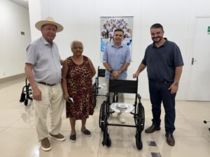 Prefeitura de Sinop entrega novas cadeiras de rodas para pacientes e zera filas de pedidos no CER