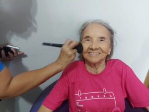 Alunas do Senac levam maquiagem e autoestima a mulheres do MT Mamma em Cuiabá