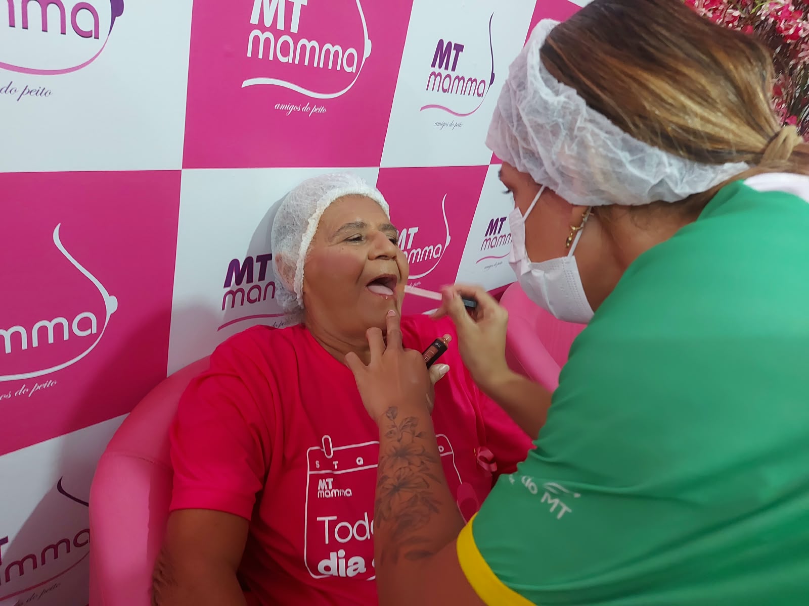 Alunas do Senac levam maquiagem e autoestima a mulheres do MT Mamma em Cuiabá