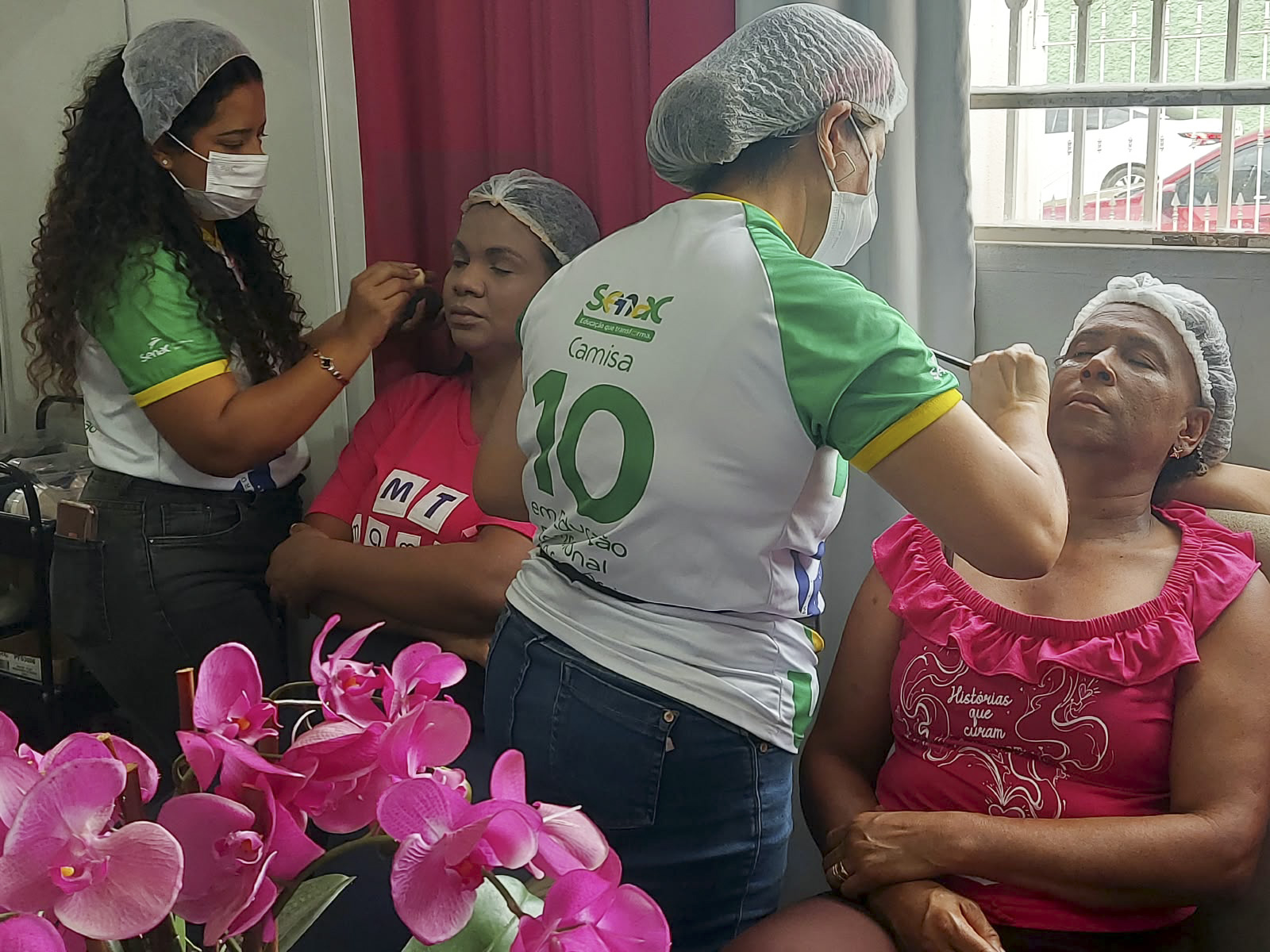 Alunas do Senac levam maquiagem e autoestima a mulheres do MT Mamma em Cuiabá