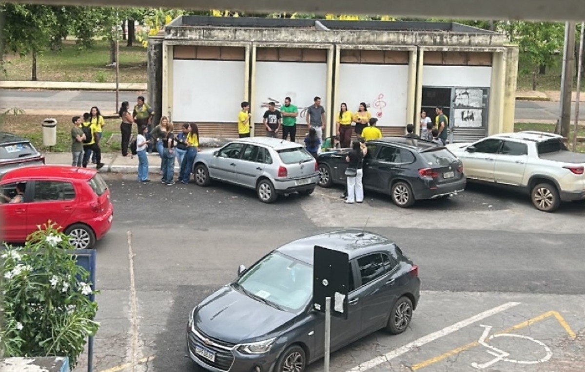 Grupo pró-Flávio Bolsonaro se reúne na UFMT em resposta a atos de petistas