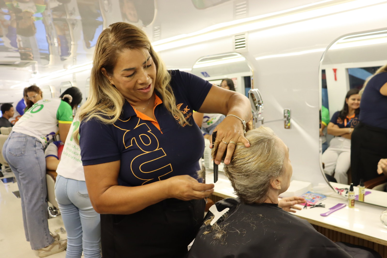 Senac leva unidade móvel de beleza à Sipat da Todimo em Cuiabá