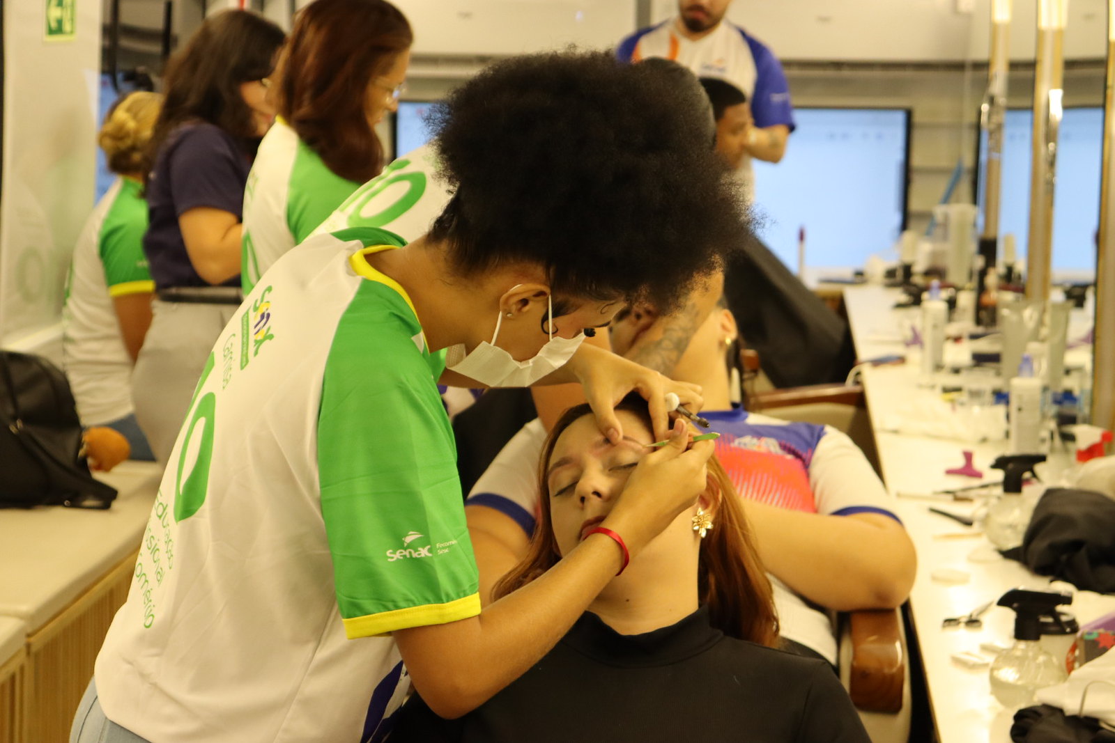 Senac leva unidade móvel de beleza à Sipat da Todimo em Cuiabá