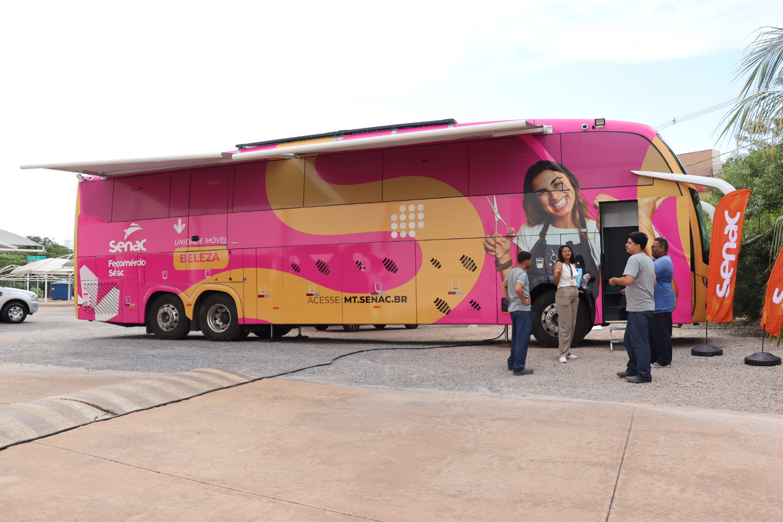 Senac leva unidade móvel de beleza à Sipat da Todimo em Cuiabá