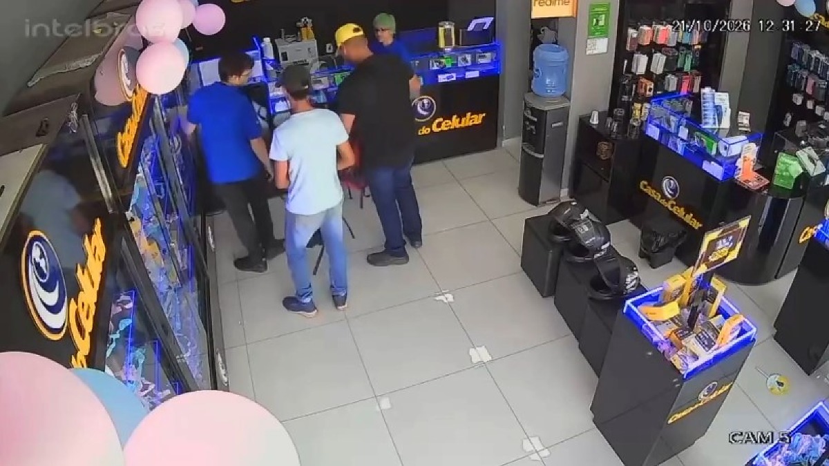 Dupla invade loja e rouba 39 celulares no Centro de Várzea Grande; veja vídeo