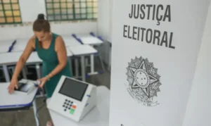 Brasília (DF), 24/10/2026 - Mesários preparam urnas eletrônicas em escola pública para o segundo turno das Eleições 2026, que