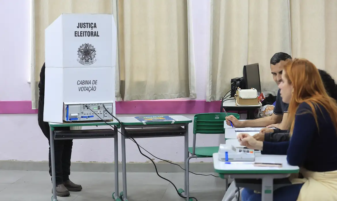 São Paulo (SP), 25/10/2026 – Eleitores votam na EMEF Celso Ribeiro Leite Filho, no bairro da Bela Vista, durante o segundo tu