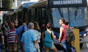 São Paulo (SP), 24/03/2023 - Passageiros embarcam em ônibus na Luz no segundo dia de greve dos metroviários em São Paulo. Fot