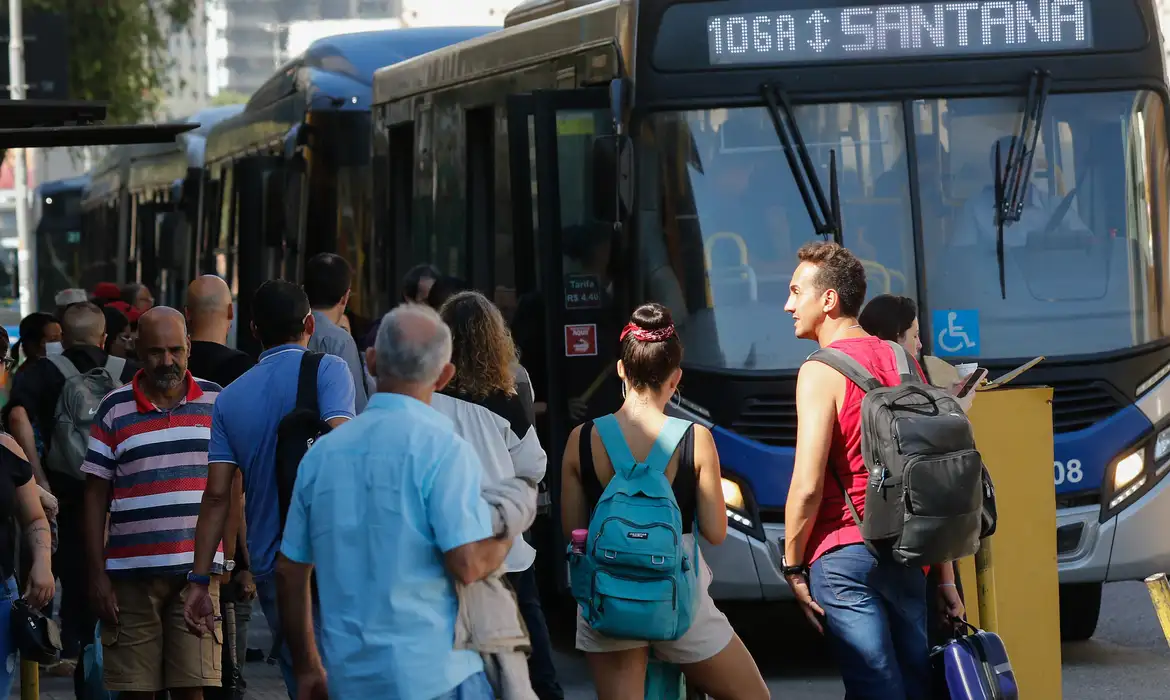 São Paulo (SP), 24/03/2023 - Passageiros embarcam em ônibus na Luz no segundo dia de greve dos metroviários em São Paulo. Fot