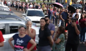 Brasília (DF), 25/10/2026 - Eleitores formam filas em locais de votação na manhã deste domingo, durante a abertura das seções