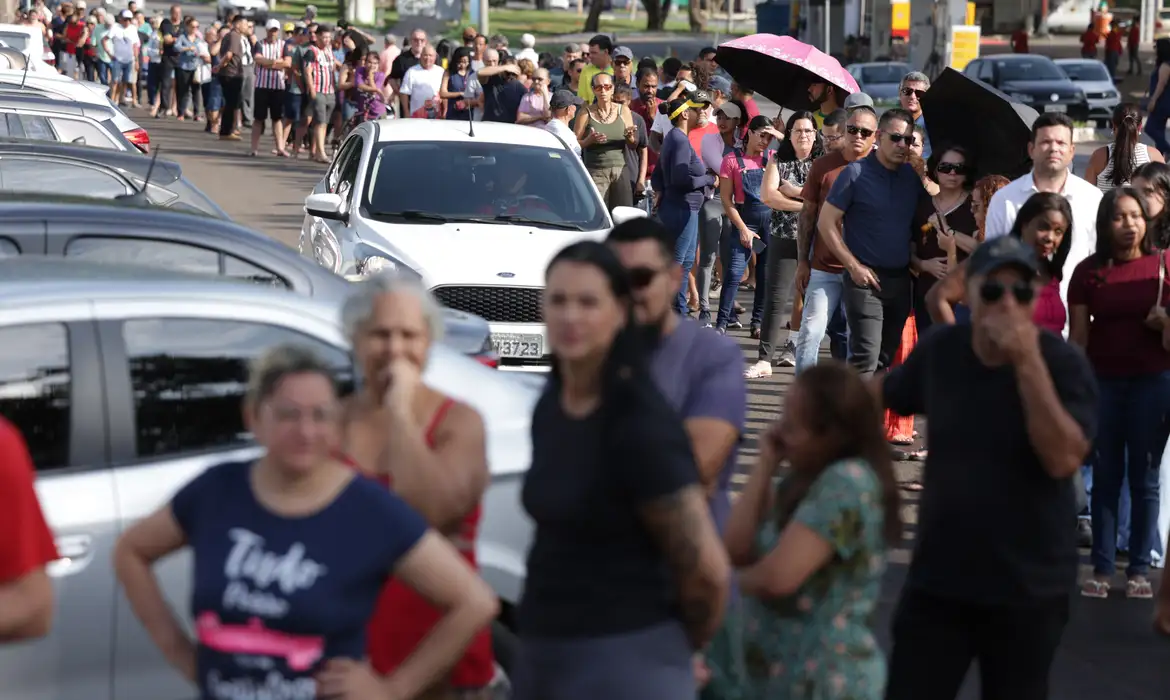 Brasília (DF), 25/10/2026 - Eleitores formam filas em locais de votação na manhã deste domingo, durante a abertura das seções