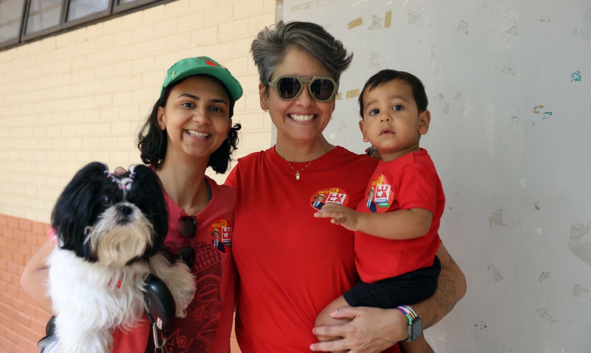 Brasília (DF), 25/10/2026 - Luísa Malagoni e Poliana Carla em dia de votação das Eleições 2026, na Escola Paulo Freire. Foto: