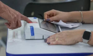 Brasília (DF), 25/10/2026 - Eleitores comparecem às seções eleitorais na manhã deste domingo para participar do segundo turno