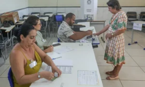 Brasília (DF), 25/10/2026 - Eleitores comparecem às seções eleitorais na manhã deste domingo para participar do segundo turno