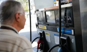 Greve de caminhoneiros causa desabastecimento de combustível em postos de gasolina da cidade de Teresópolis, na região serran