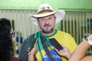 Cattani nega fuga e diz que Flávio Bolsonaro foi salvo de ditadura